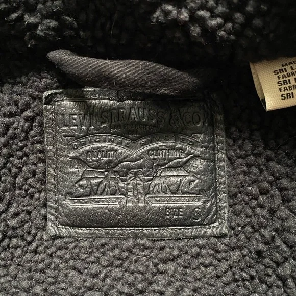 Black Levi’s Sherpa jacket - Picture 2 of 3
